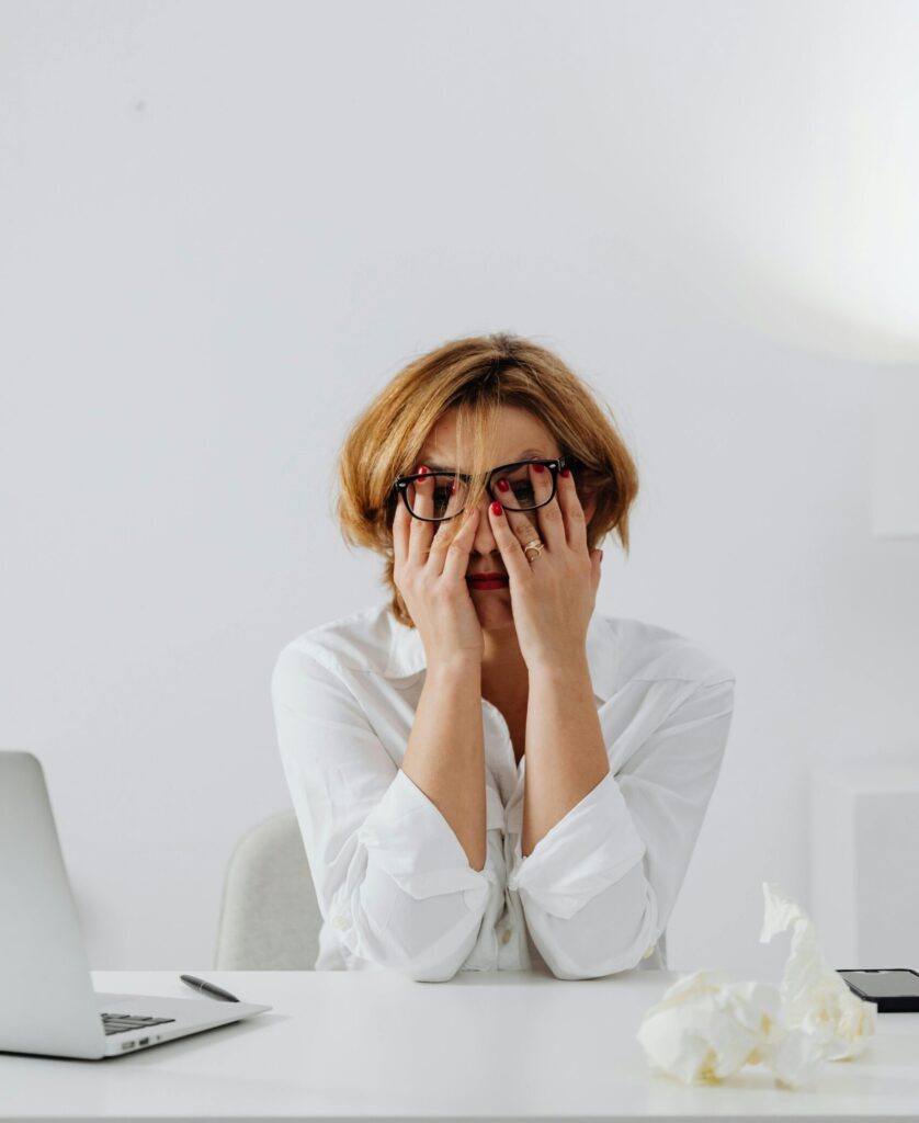 mulher esgotada após confundir amor próprio com sacrifício constante