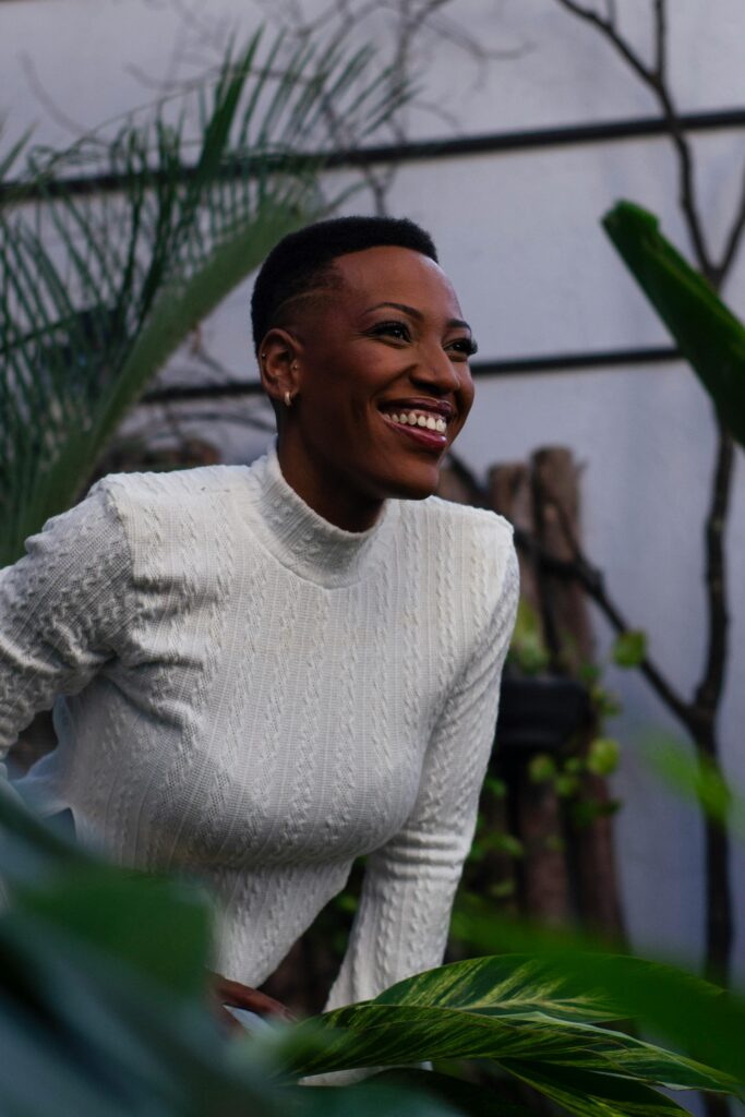 mulher em paz e leveza após entender a diferença entre amor próprio e egoísmo