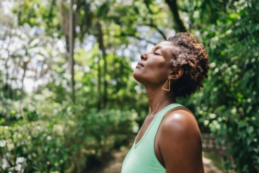 mulher relaxada com olhos fechados representando calma e regulação do sistema nervoso após hipervigilância emocional