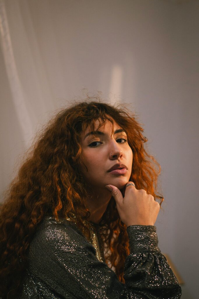 mulher confiante olhando horizonte ao entardecer representando clareza e confiança na intuição aguçada