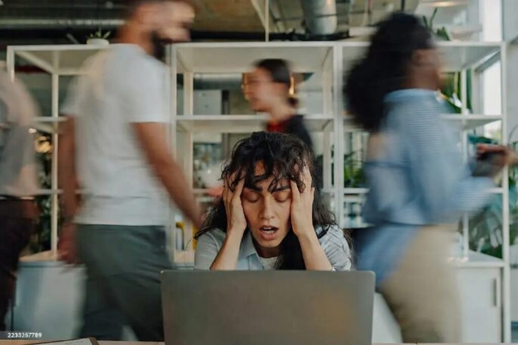 mulher exausta com mãos no rosto representando os sinais de hipervigilância emocional e esgotamento