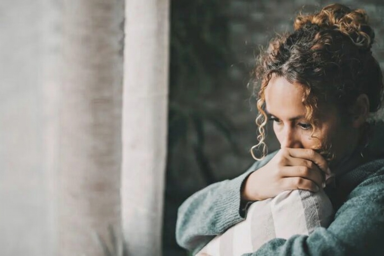 mulher com expressão tensa representando hipervigilância emocional e sistema nervoso em alerta constante