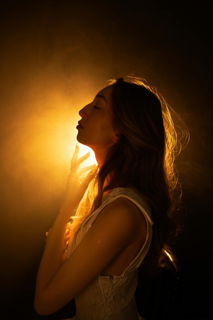 mulher com a mao no rosto sinal de intuição 