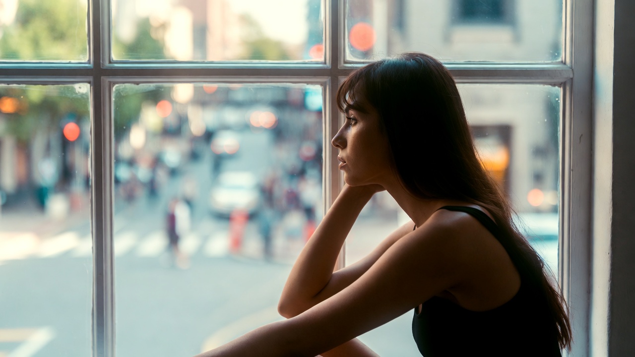 pessoa descansando sozinha depois de lugares cheios que cansam