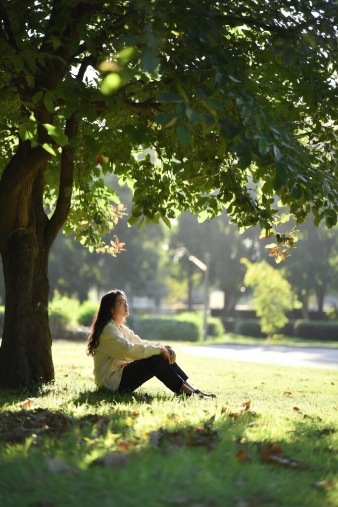 pessoa na natureza se recuperando do cansaço de lugares cheios
