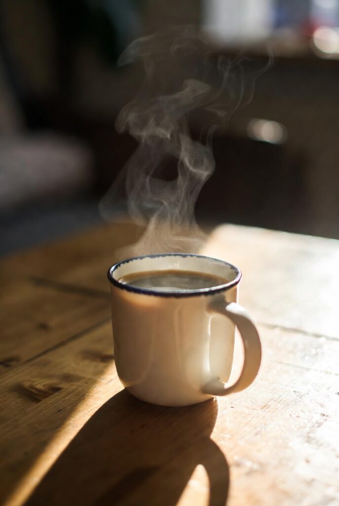 caneca de café na mesa pela manhã representando pequenos momentos de retorno ao prazer na anedonia