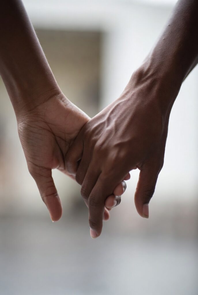  mãos simbolizando a dificuldade de soltar o apego emocional