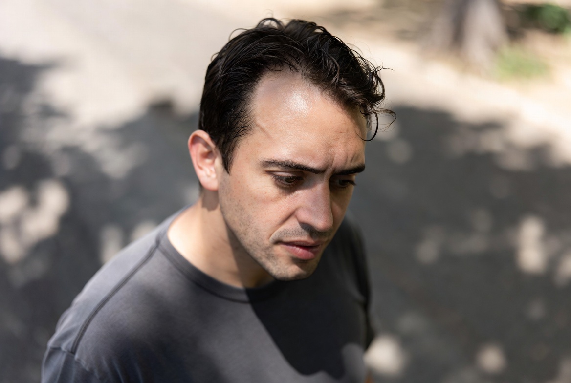 pessoa resignada demonstrando arrependimento por iganorar a intuição