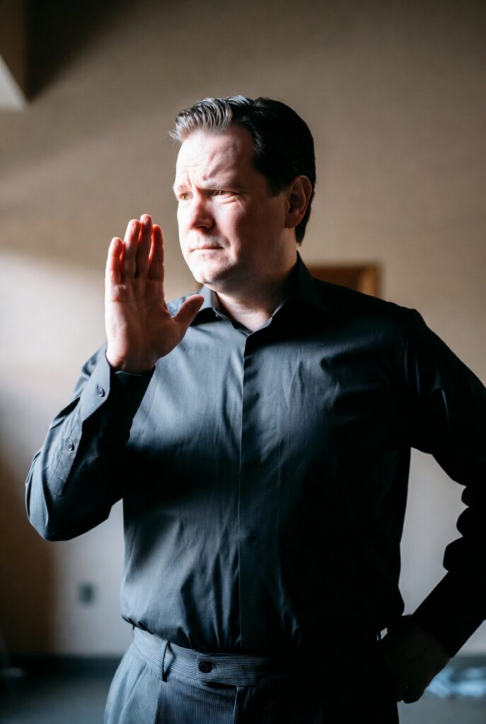 pessoa tomando decisão com determinação representando construção de autoconfiança