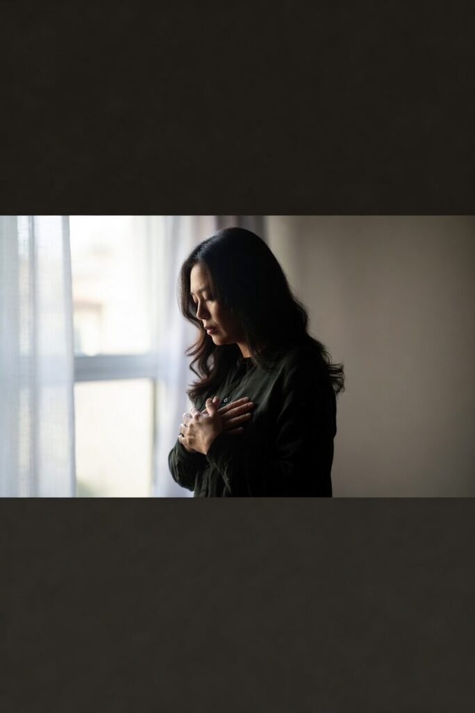 pessoa sozinha carregando o peso da mágoa representando dificuldade de perdoar