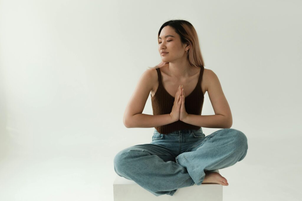mulher posição meditação representando a sensação de viver alinhada