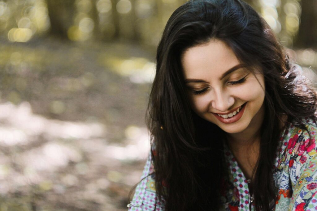pessoa relaxada ao ar livre em paz representando o estado de viver alinhado com quem realmente é