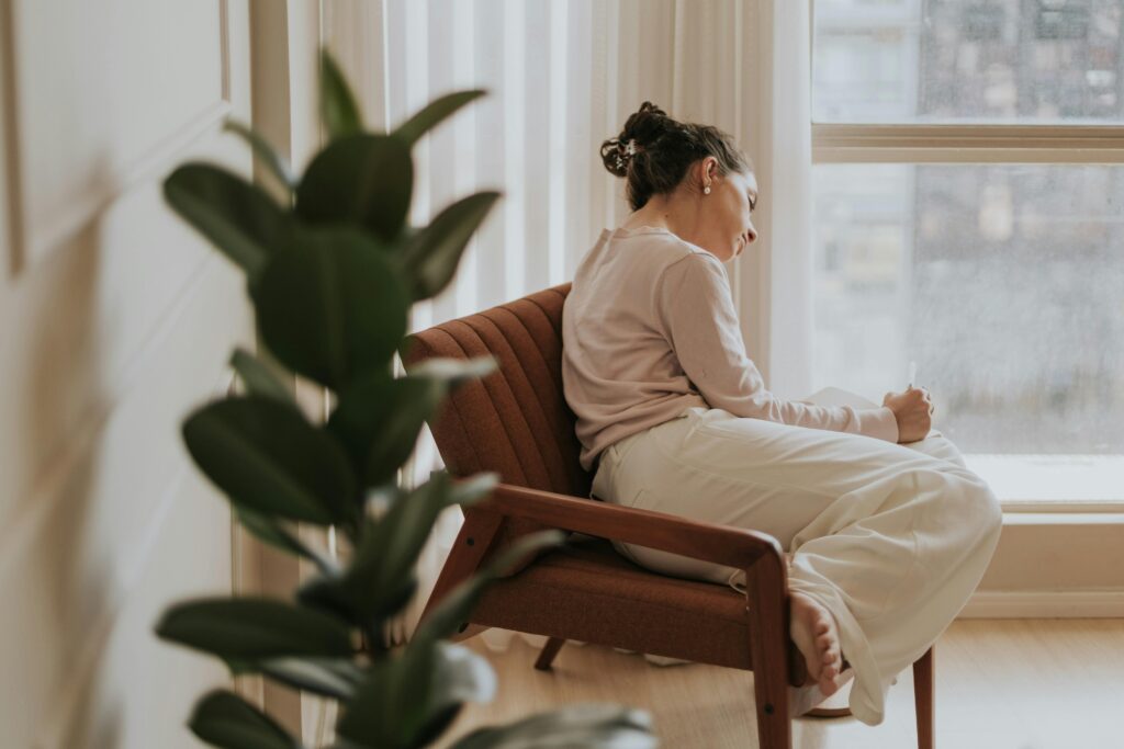 mulher relaxada demonstrando presença silenciosa e confiança na intuição 