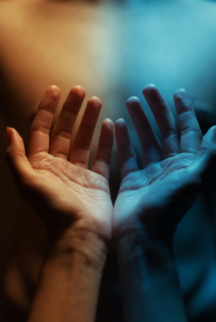 mãos abertas representando o conflito entre segurar e soltar a mágoa