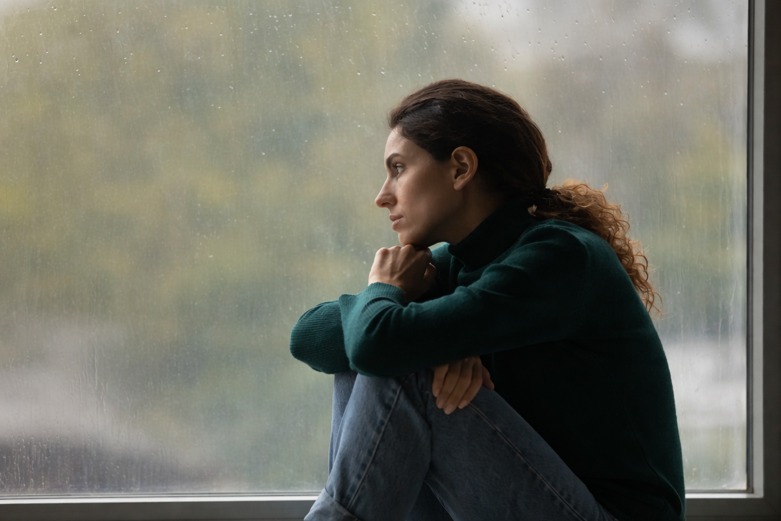 Pessoa adulta em momento de reflexão representando a necessidade de desenvolver regulação emocional