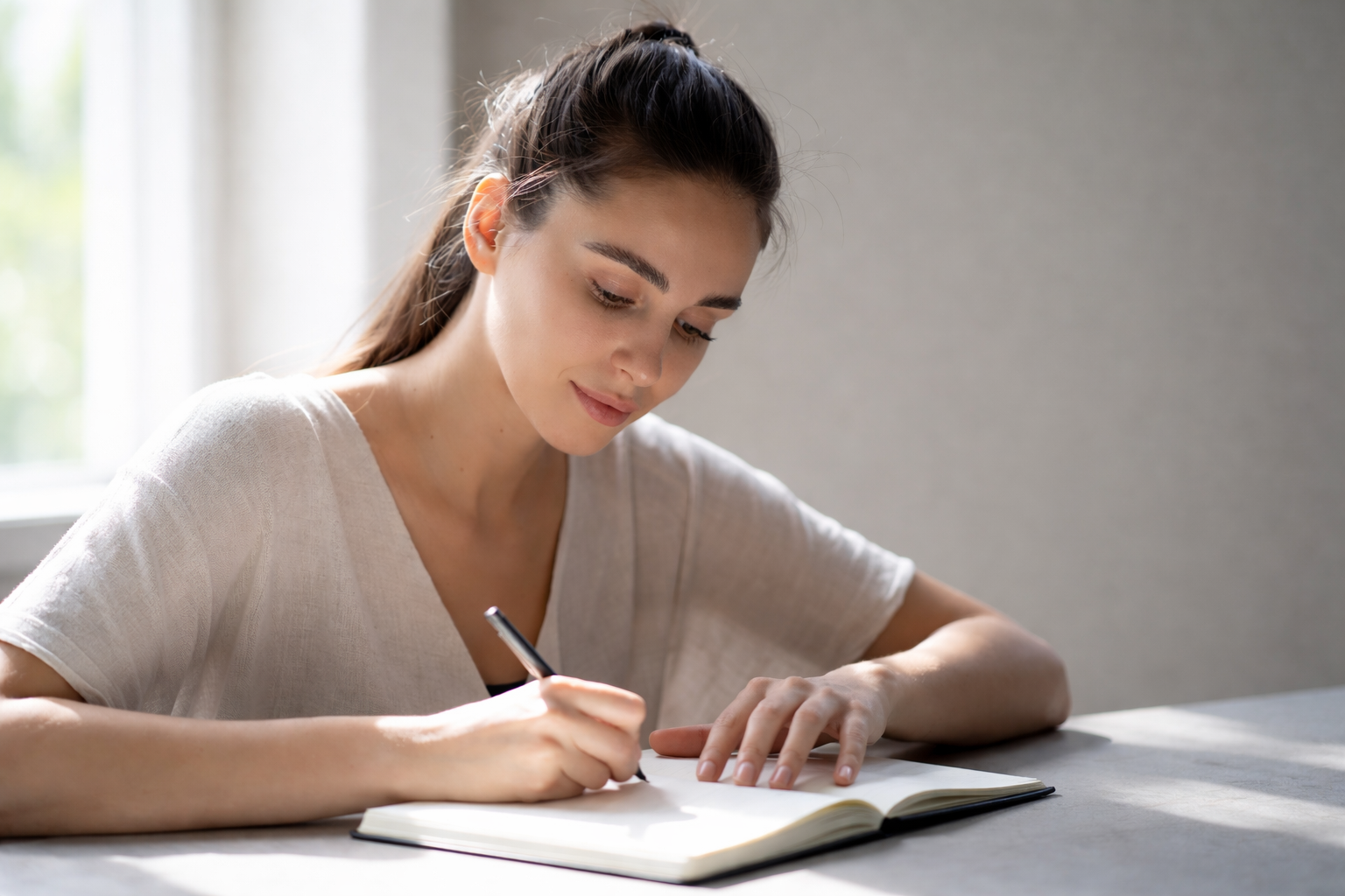 pessoa com caderno iniciando exercícios de autoconhecimento