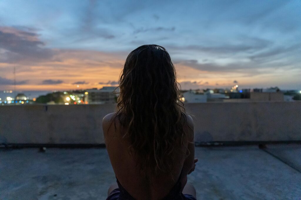 mulher olhando para o horizonte ao amanhecer representando confiança na intuição feminina