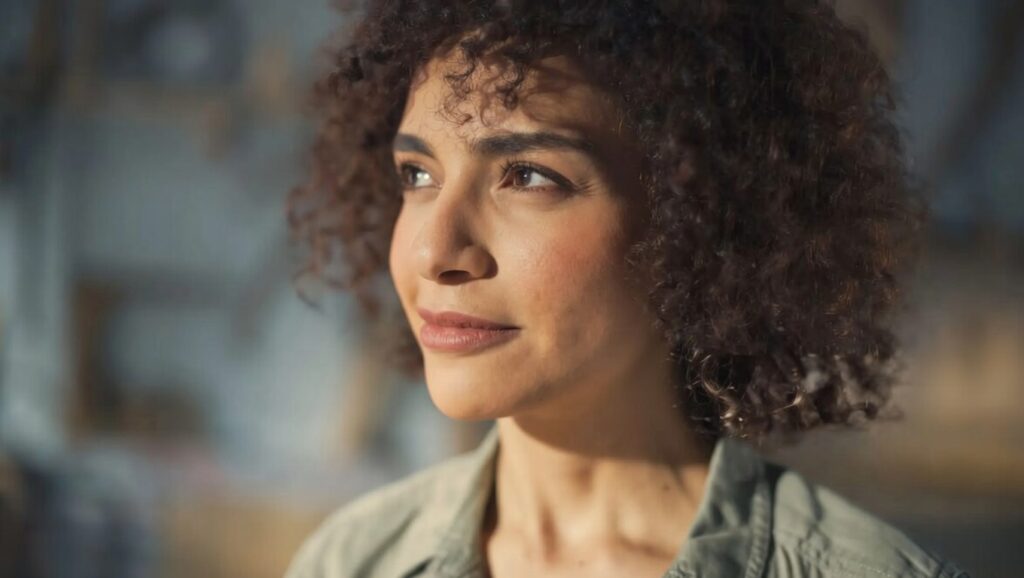 mulher pensativa olhando para o horizonte representando a intuição feminina e percepção interna