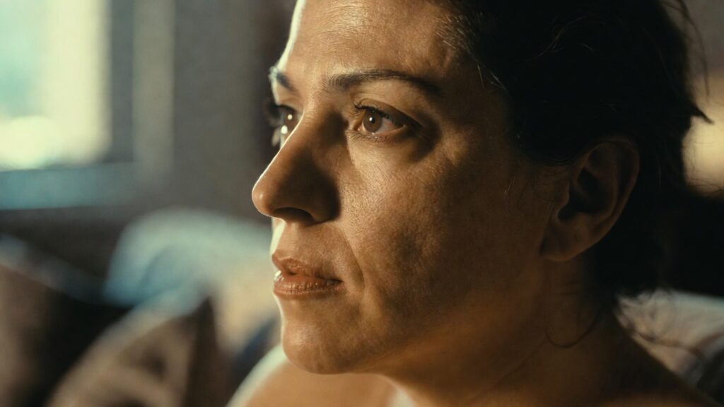 mulher pensativa sozinha representando intuição nos relacionamentos e dúvida interna