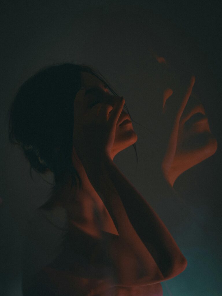 mulher pensativa representando intuição
