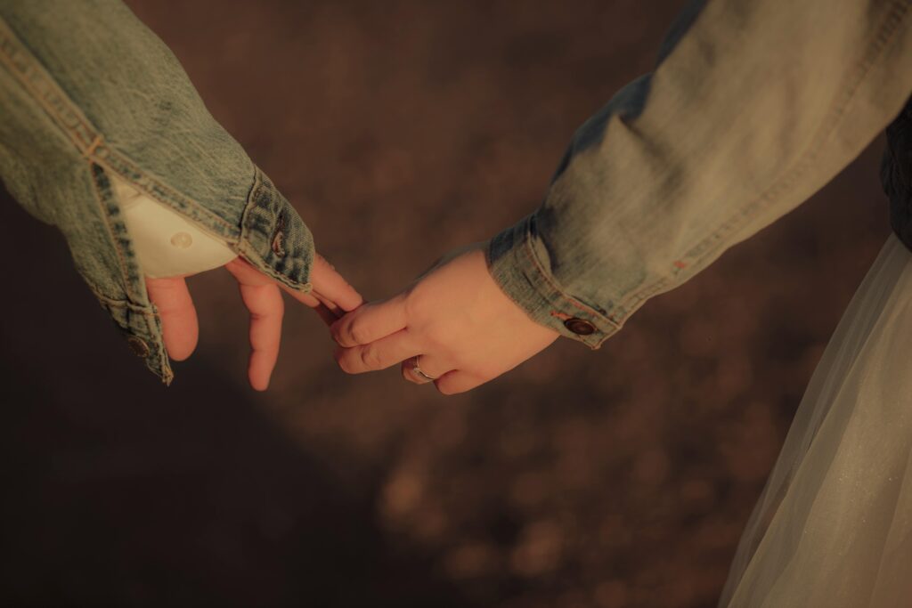 duas mãos quase se tocando representando a busca por alma gêmea e conexão verdadeira