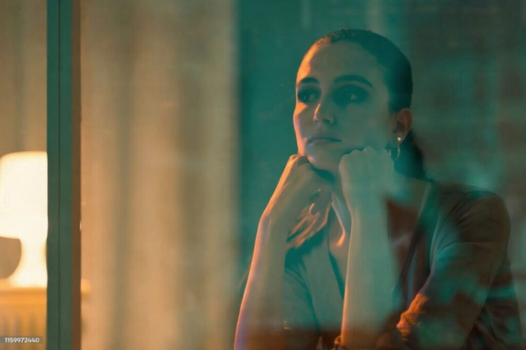 pessoa pensativa à noite representando a presença mental persistente de alguém