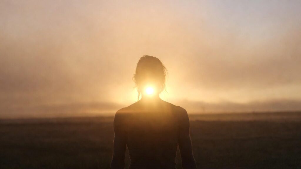 pessoa olhando para o horizonte representando libertação e perdão verdadeiro