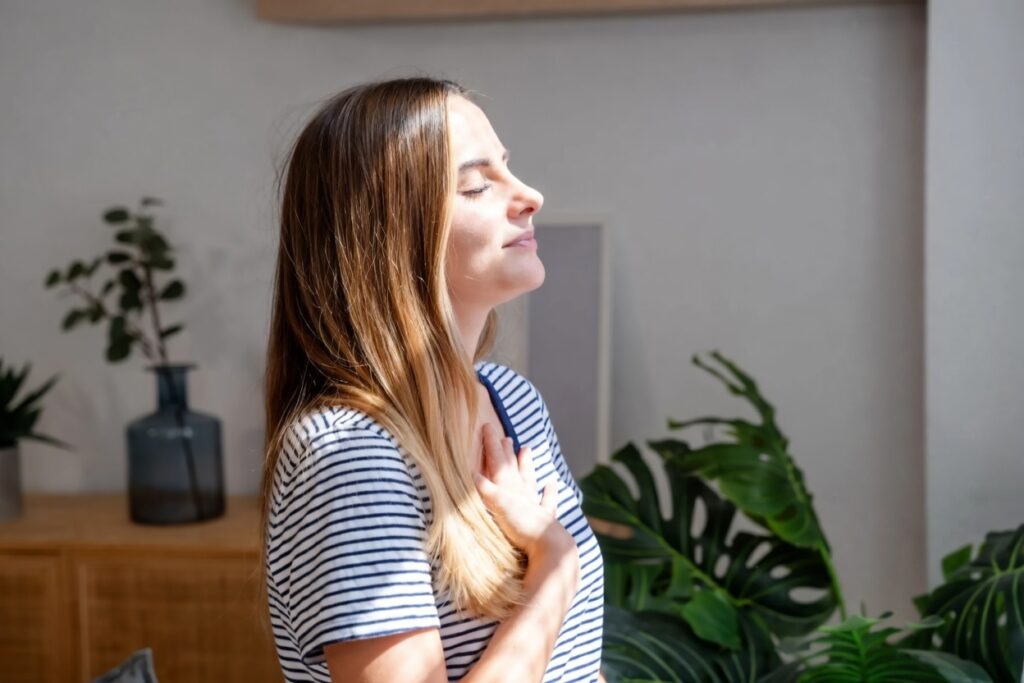 mulher em momento de escuta interior representando a intuição desenvolvida de pessoas altamente intuitivas