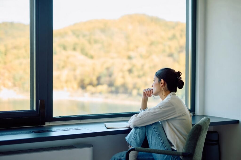 pessoa olhando para o horizonte em busca de como descobrir meu propósito de vid