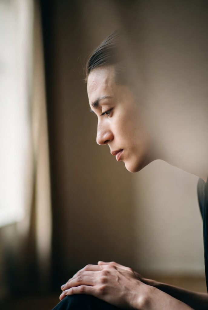 mulher observando pensativa buscando regulação emocional
