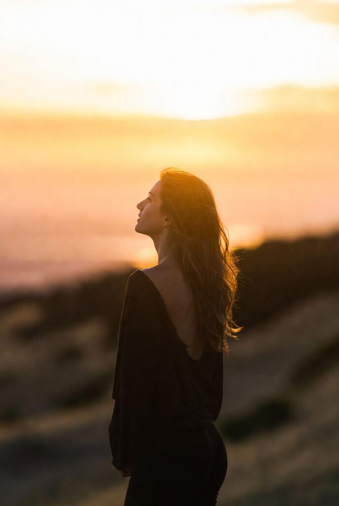  pessoa olhando para o horizonte representando cura interior e liberdade após compreender o relacionamento kármico