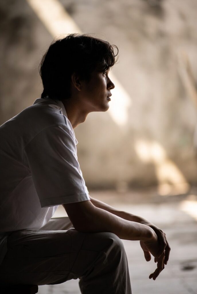 pessoa sentada pensando após ignorar a intuição