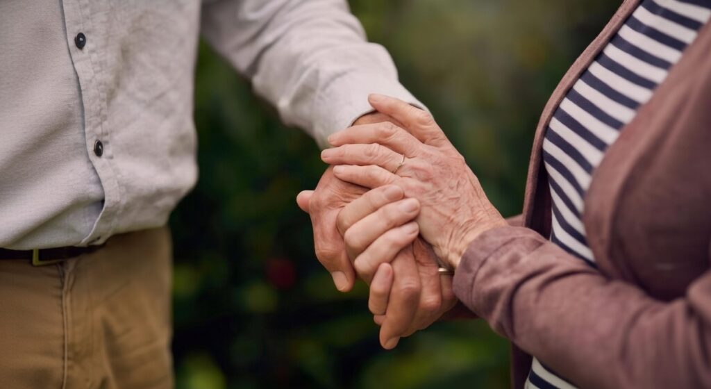 Duas mãos se tocando representando os sinais de que você encontrou sua alma gêmea e o reconhecimento de uma conexão genuína