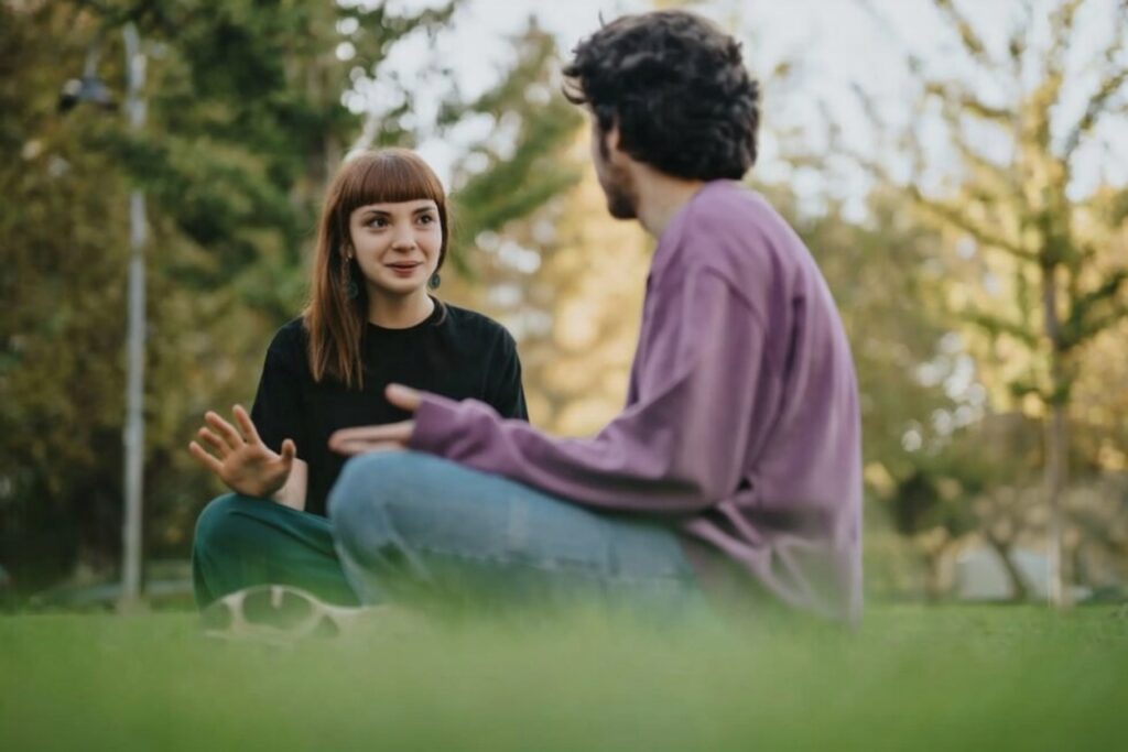 duas pessoas em conversa genuína representando a capacidade de criar segurança emocional e ser uma pessoa que transforma os ambientes

