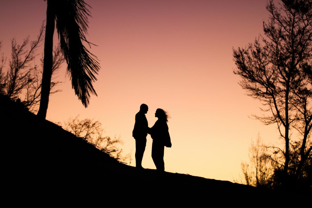 duas pessoas em conexão genuína superando solidão existencia