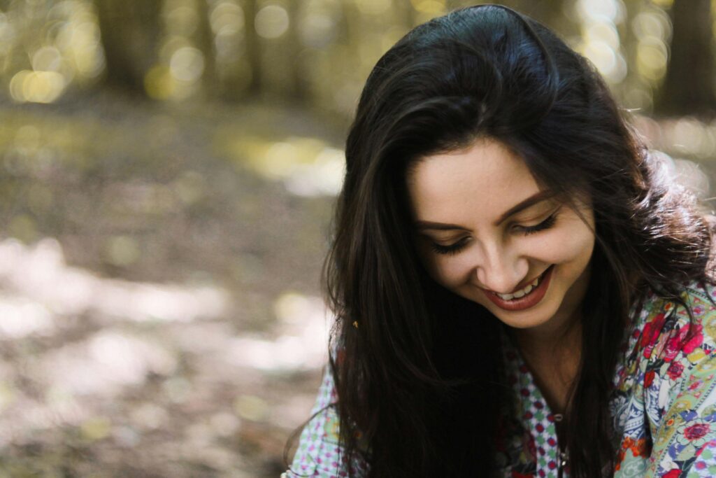 Mulher com postura aberta e serena representando a superação do padrão de quem se sabota quando tudo esta bem